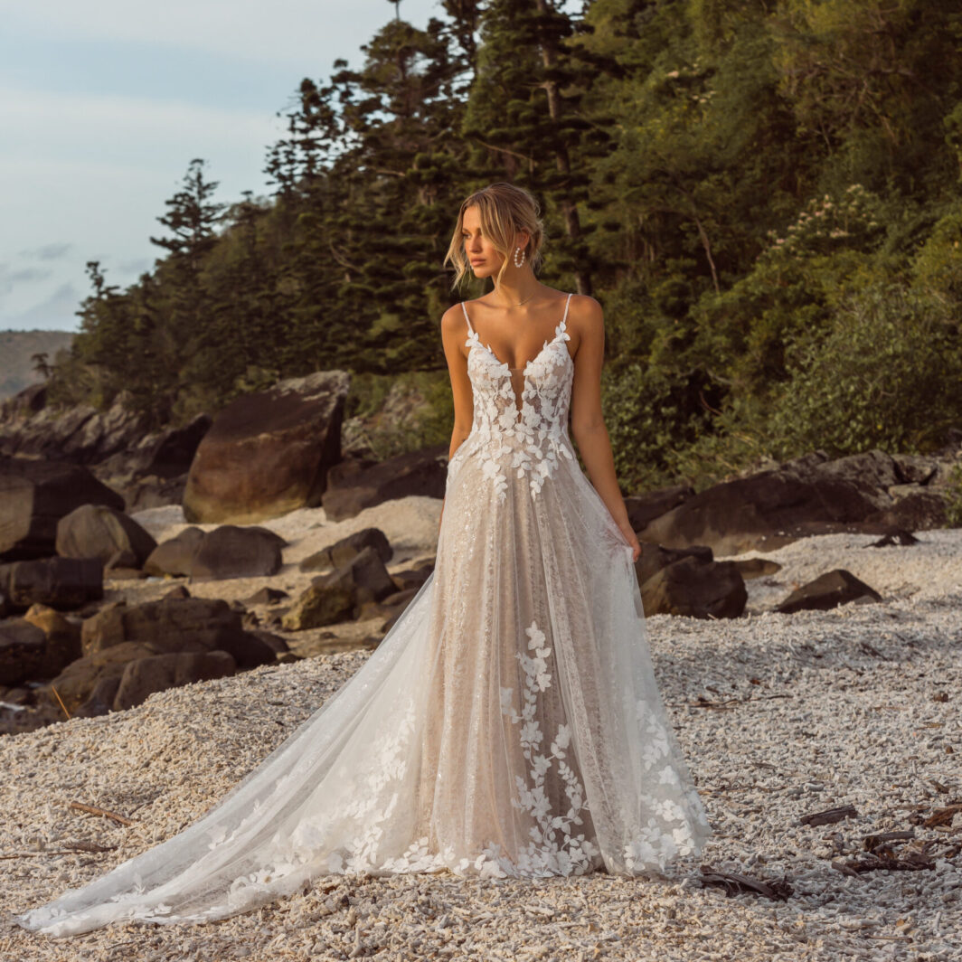 Jenica - A-Linie mit Spaghettiträgern, V-Ausschnitt und Spitze