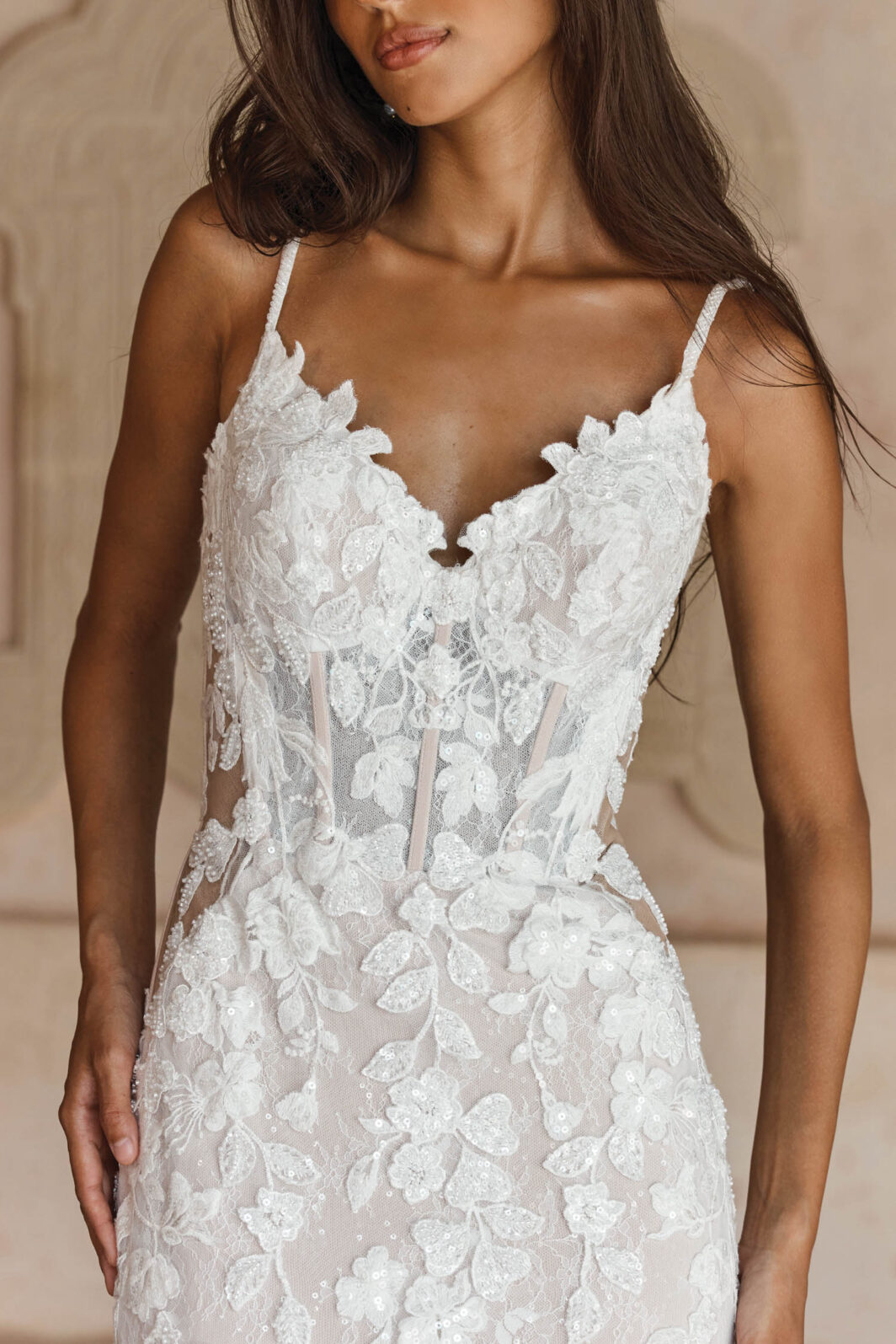 Leigh - figurbetontes Brautkleid mit Spitze und langer Schleppe – Bild 3