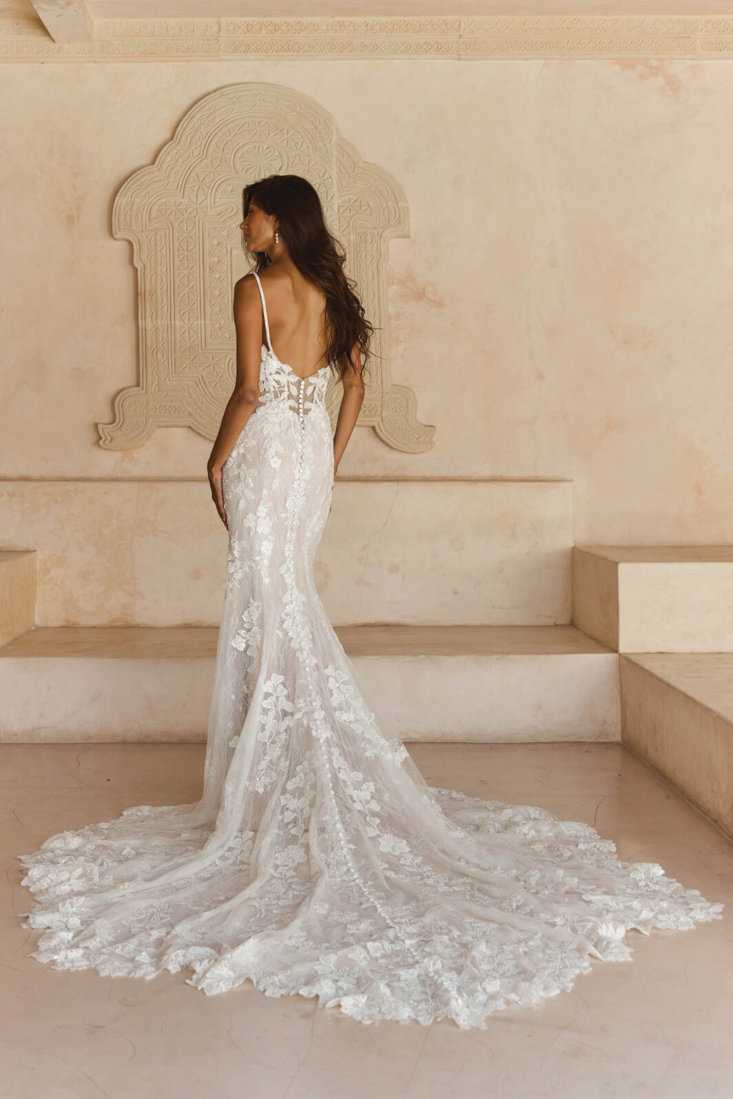 Leigh - figurbetontes Brautkleid mit Spitze und langer Schleppe – Bild 2