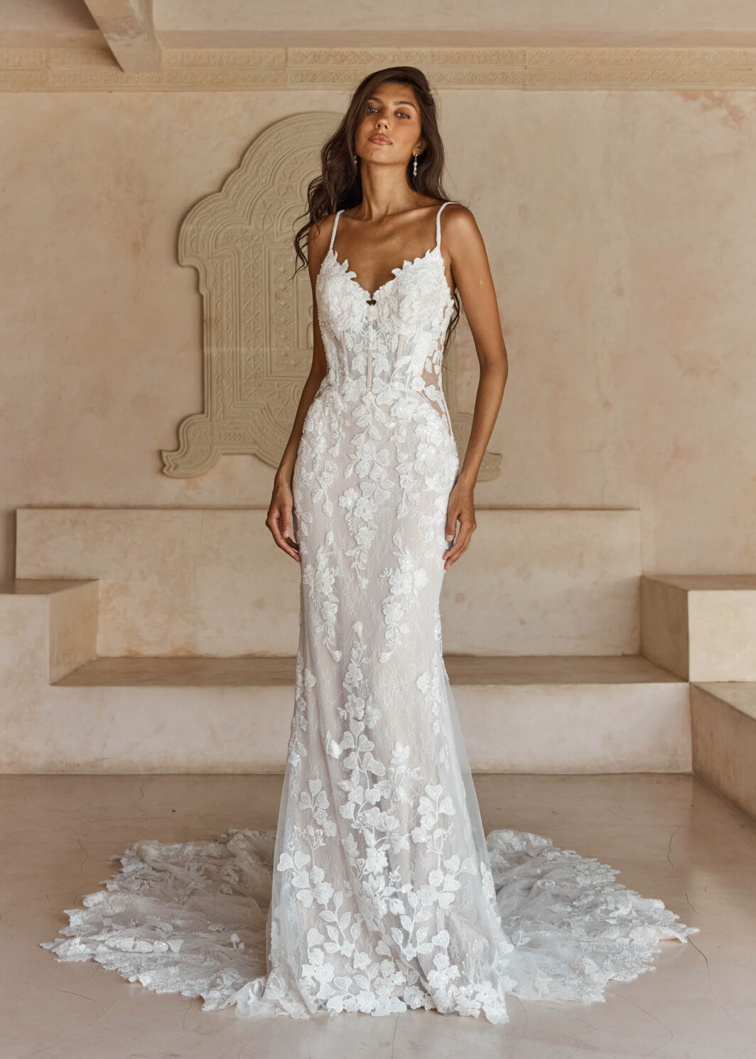 Leigh - figurbetontes Brautkleid mit Spitze und langer Schleppe