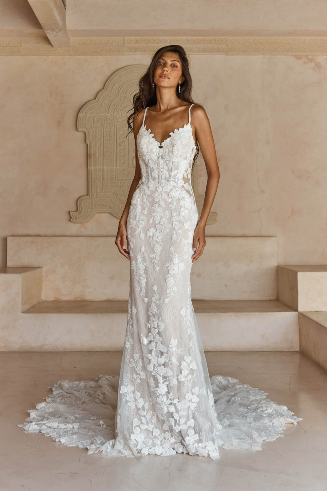 Leigh - figurbetontes Brautkleid mit Spitze und langer Schleppe