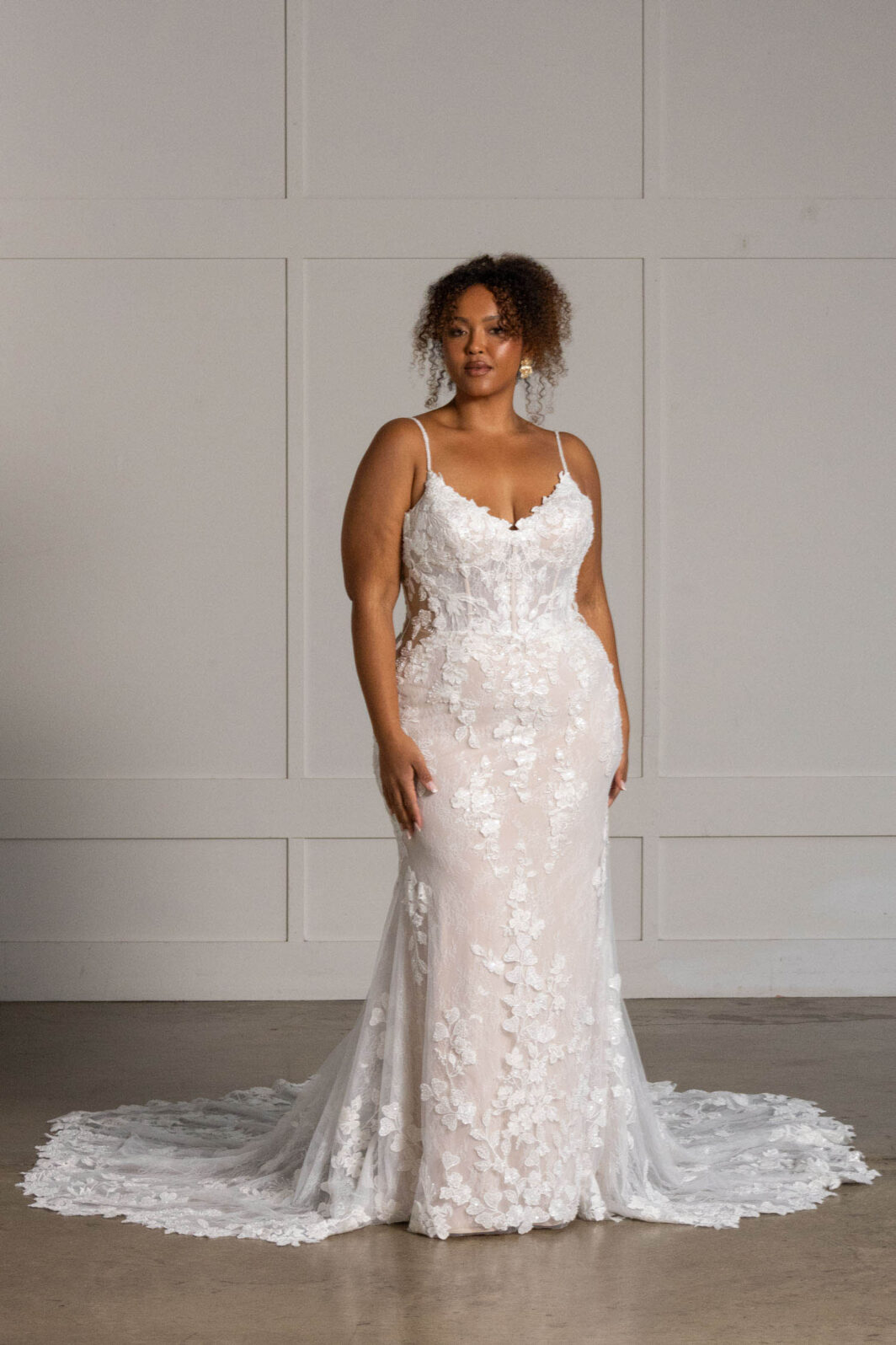 Leigh - figurbetontes Brautkleid mit Spitze und langer Schleppe – Bild 5