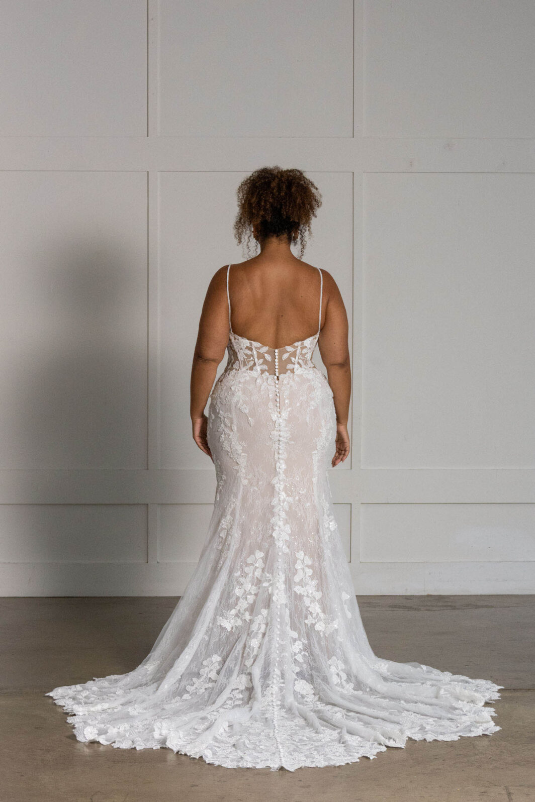 Leigh - figurbetontes Brautkleid mit Spitze und langer Schleppe – Bild 6