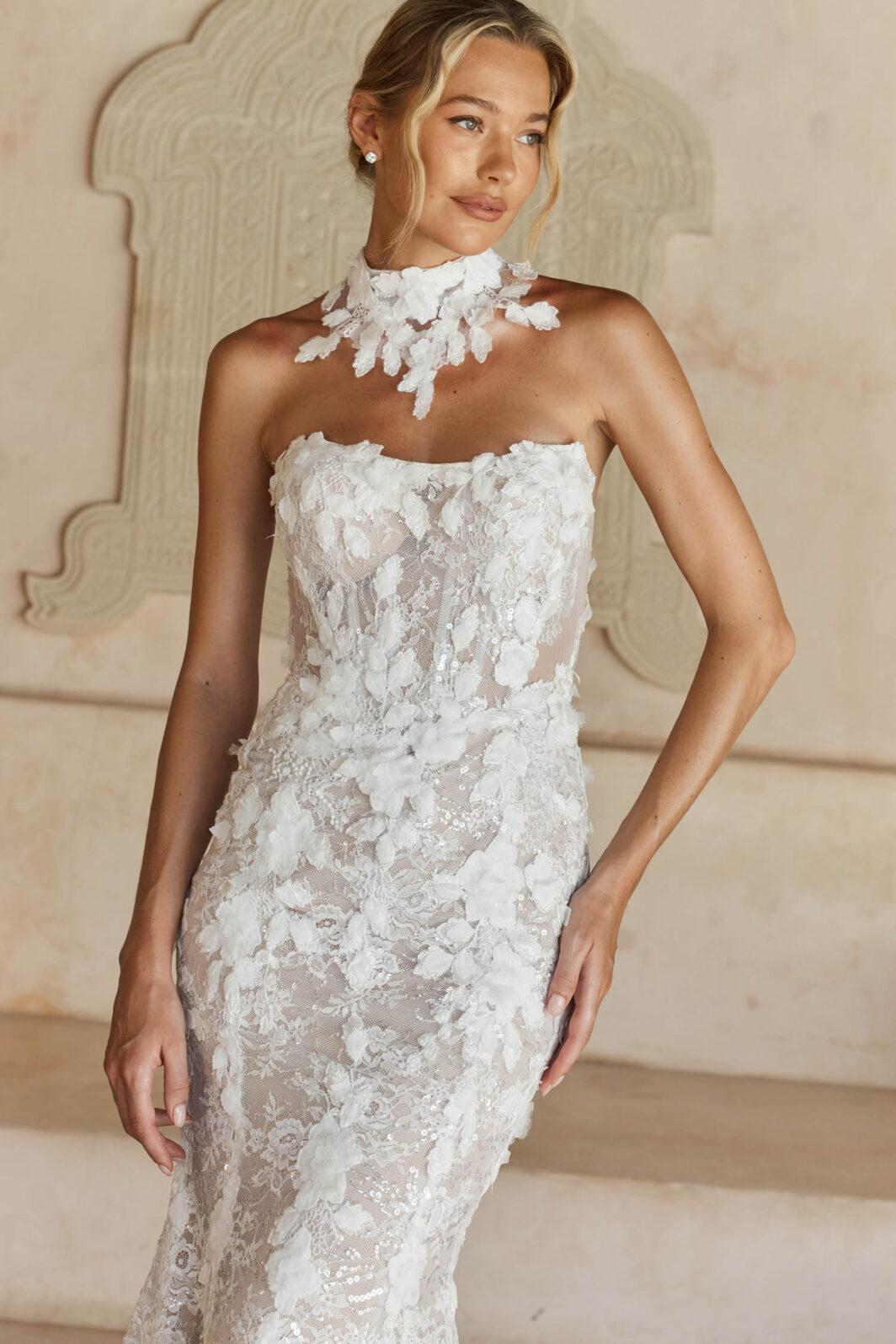 Leith - figurbetontes Brautkleid mit all-over Spitze und 3D Blüten – Bild 3