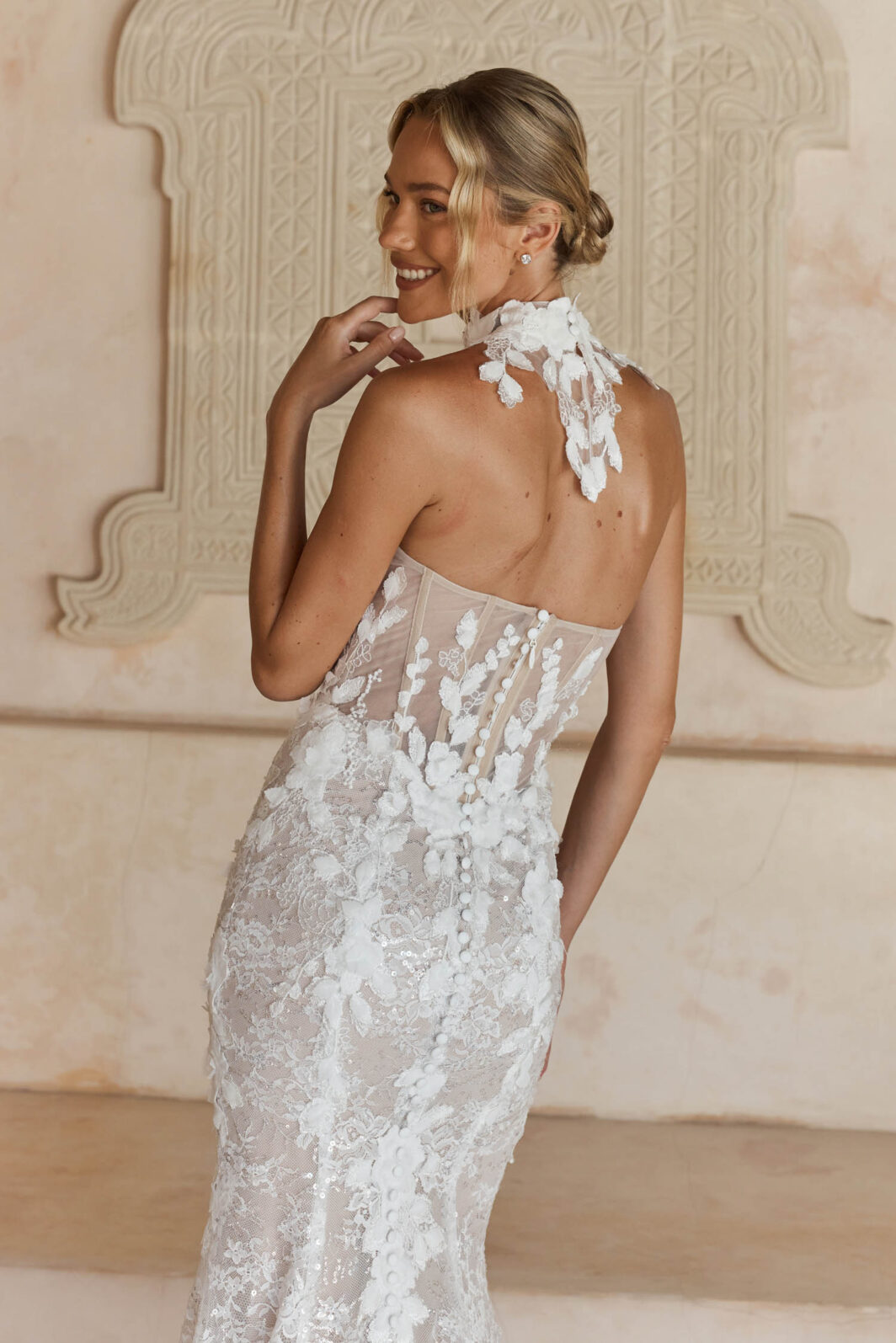 Leith - figurbetontes Brautkleid mit all-over Spitze und 3D Blüten – Bild 4