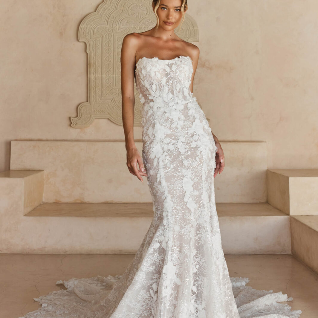 Leith - figurbetontes Brautkleid mit all-over Spitze und 3D Blüten