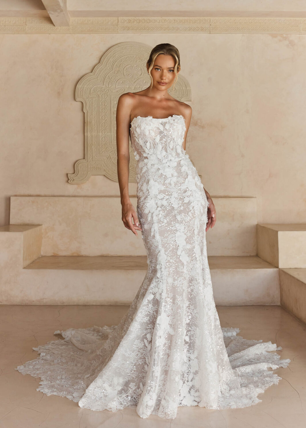 Leith - figurbetontes Brautkleid mit all-over Spitze und 3D Blüten