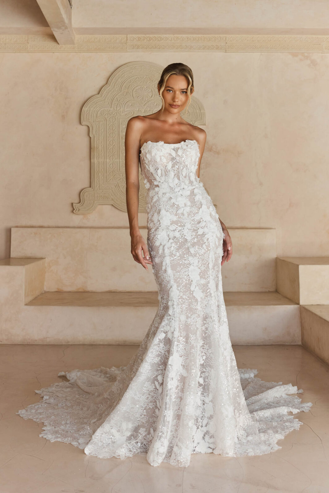 Leith - figurbetontes Brautkleid mit all-over Spitze und 3D Blüten