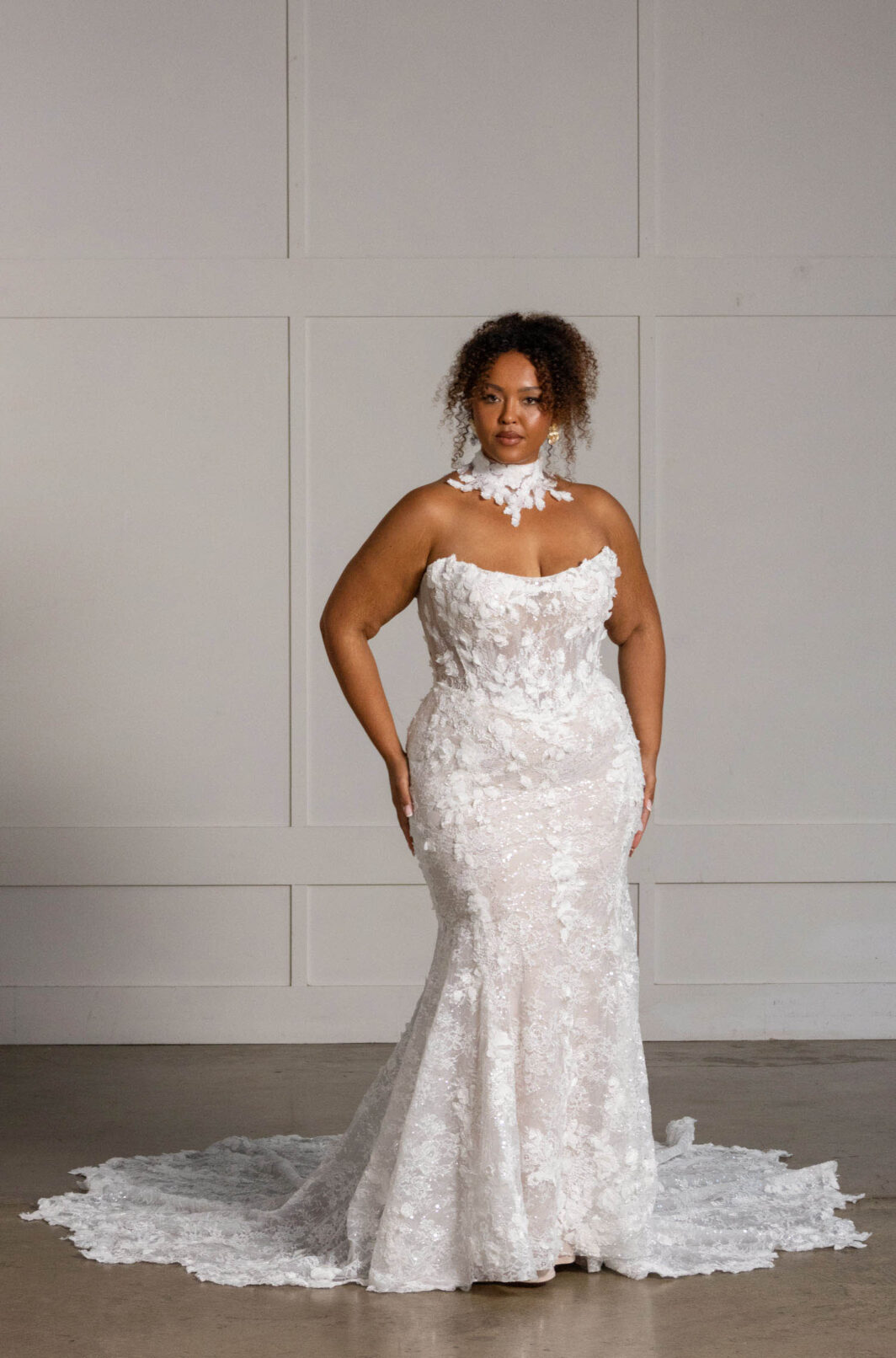 Leith - figurbetontes Brautkleid mit all-over Spitze und 3D Blüten – Bild 5