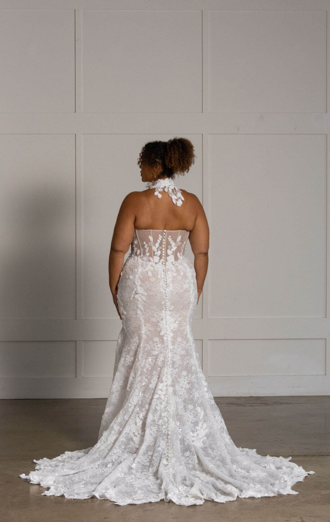 Leith - figurbetontes Brautkleid mit all-over Spitze und 3D Blüten – Bild 6