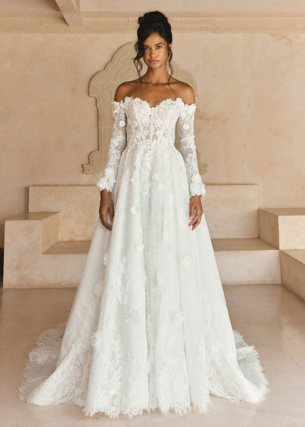 *COMING SOON* Lucia - Brautkleid mit Herzausschnitt, 3D Blüten und Ärmeln