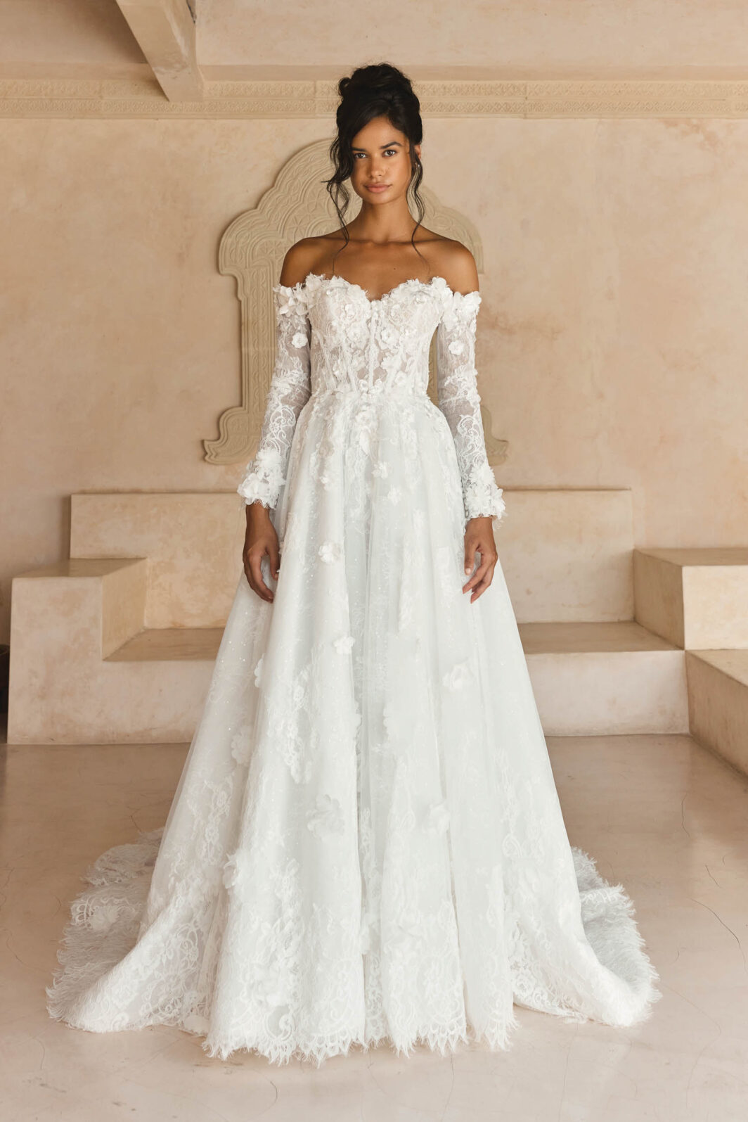 *COMING SOON* Lucia - Brautkleid mit Herzausschnitt, 3D Blüten und Ärmeln