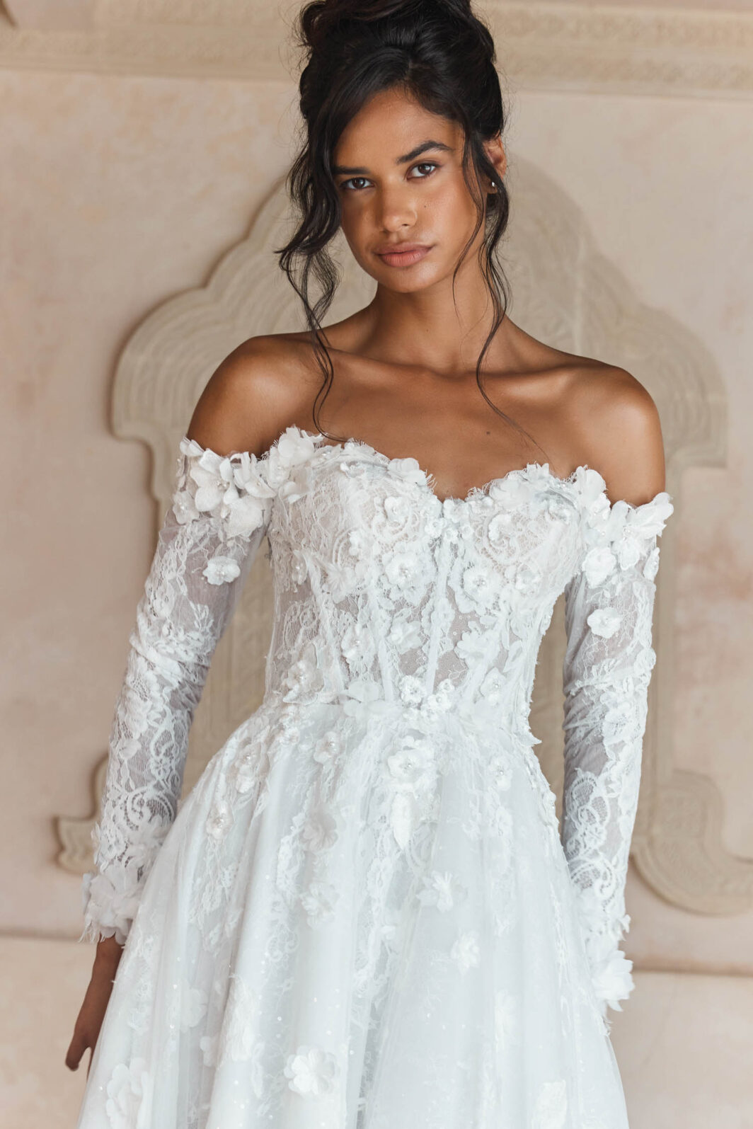 *COMING SOON* Lucia - Brautkleid mit Herzausschnitt, 3D Blüten und Ärmeln – Bild 3