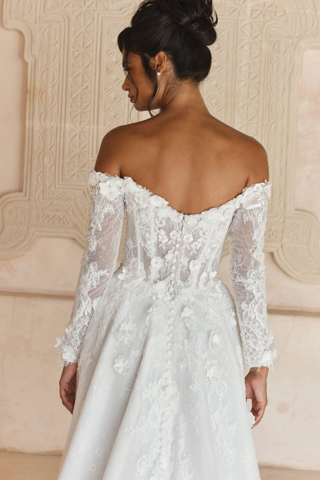 *COMING SOON* Lucia - Brautkleid mit Herzausschnitt, 3D Blüten und Ärmeln – Bild 4