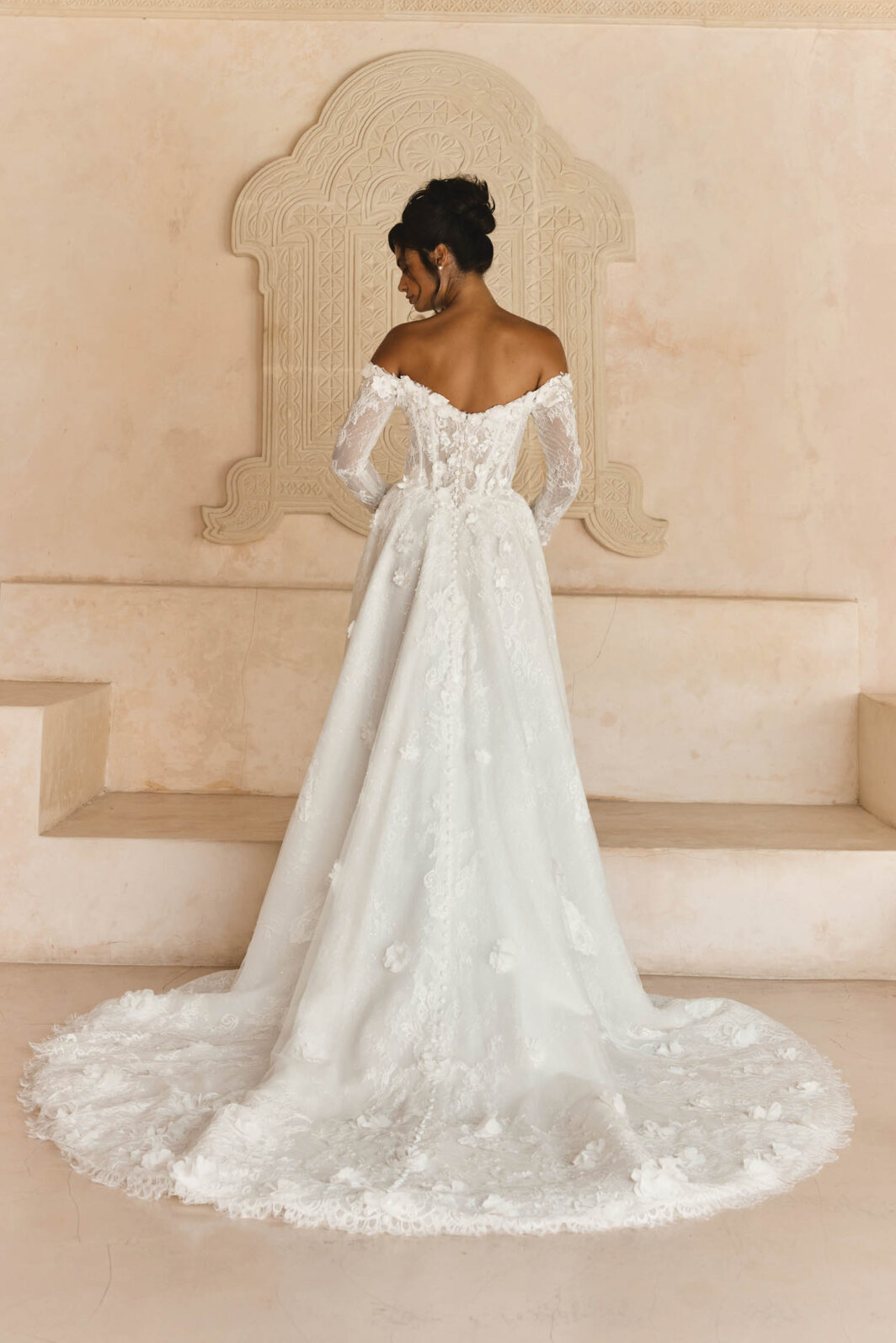 *COMING SOON* Lucia - Brautkleid mit Herzausschnitt, 3D Blüten und Ärmeln – Bild 2