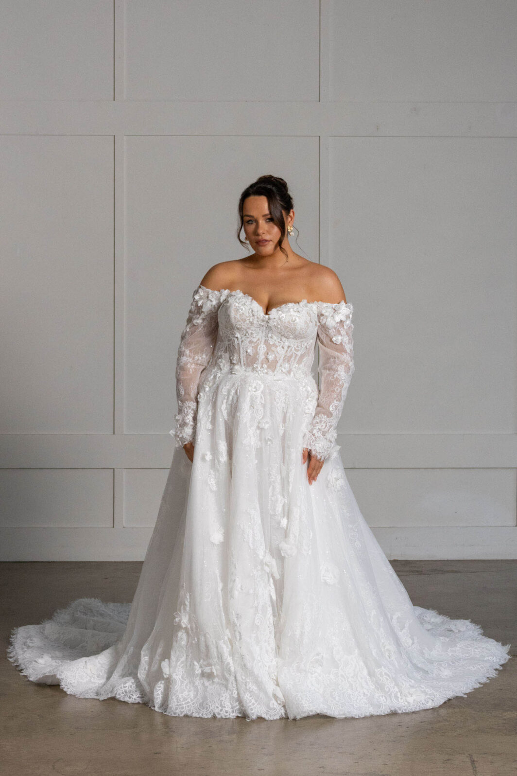 *COMING SOON* Lucia - Brautkleid mit Herzausschnitt, 3D Blüten und Ärmeln – Bild 5