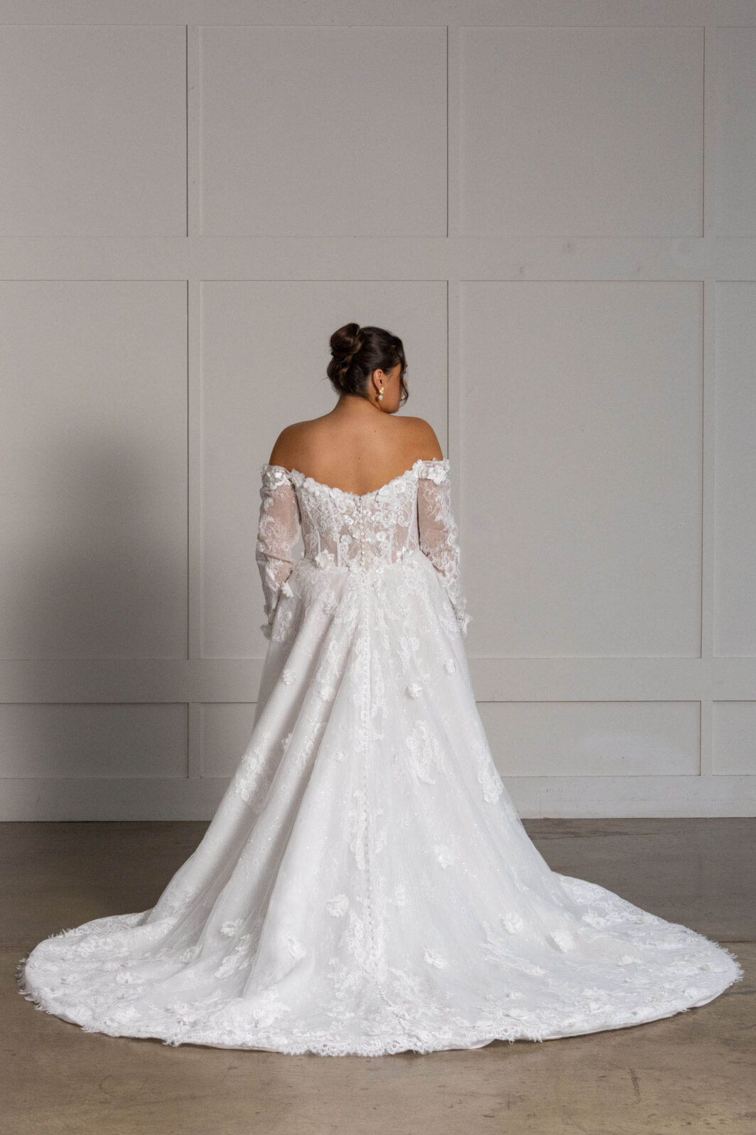 *COMING SOON* Lucia - Brautkleid mit Herzausschnitt, 3D Blüten und Ärmeln – Bild 6