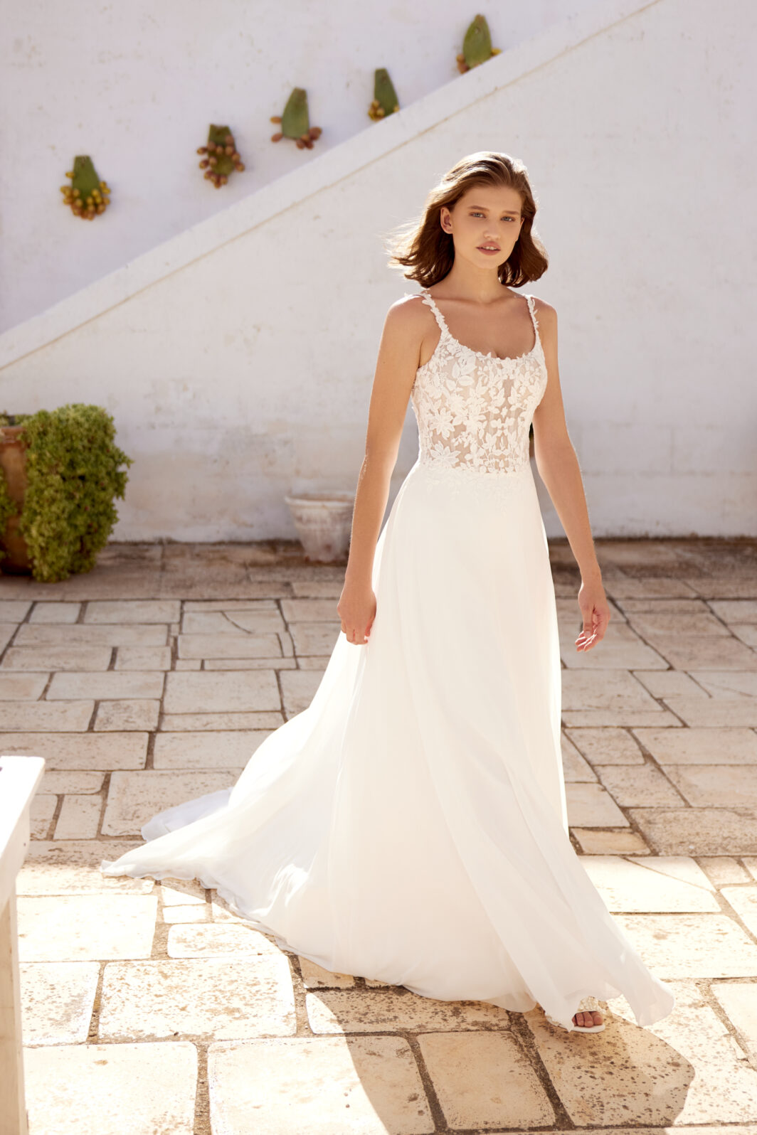 Nouri - leichtes Brautkleid mit abnehmbaren Ärmeln – Bild 3