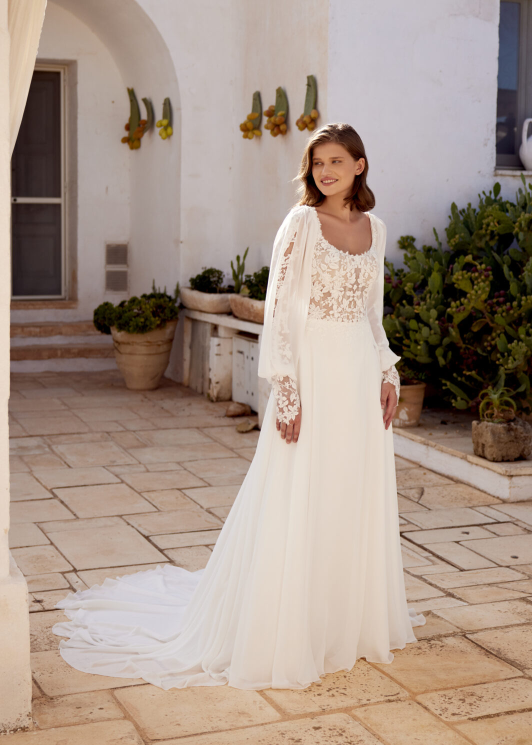 Nouri - leichtes Brautkleid mit abnehmbaren Ärmeln