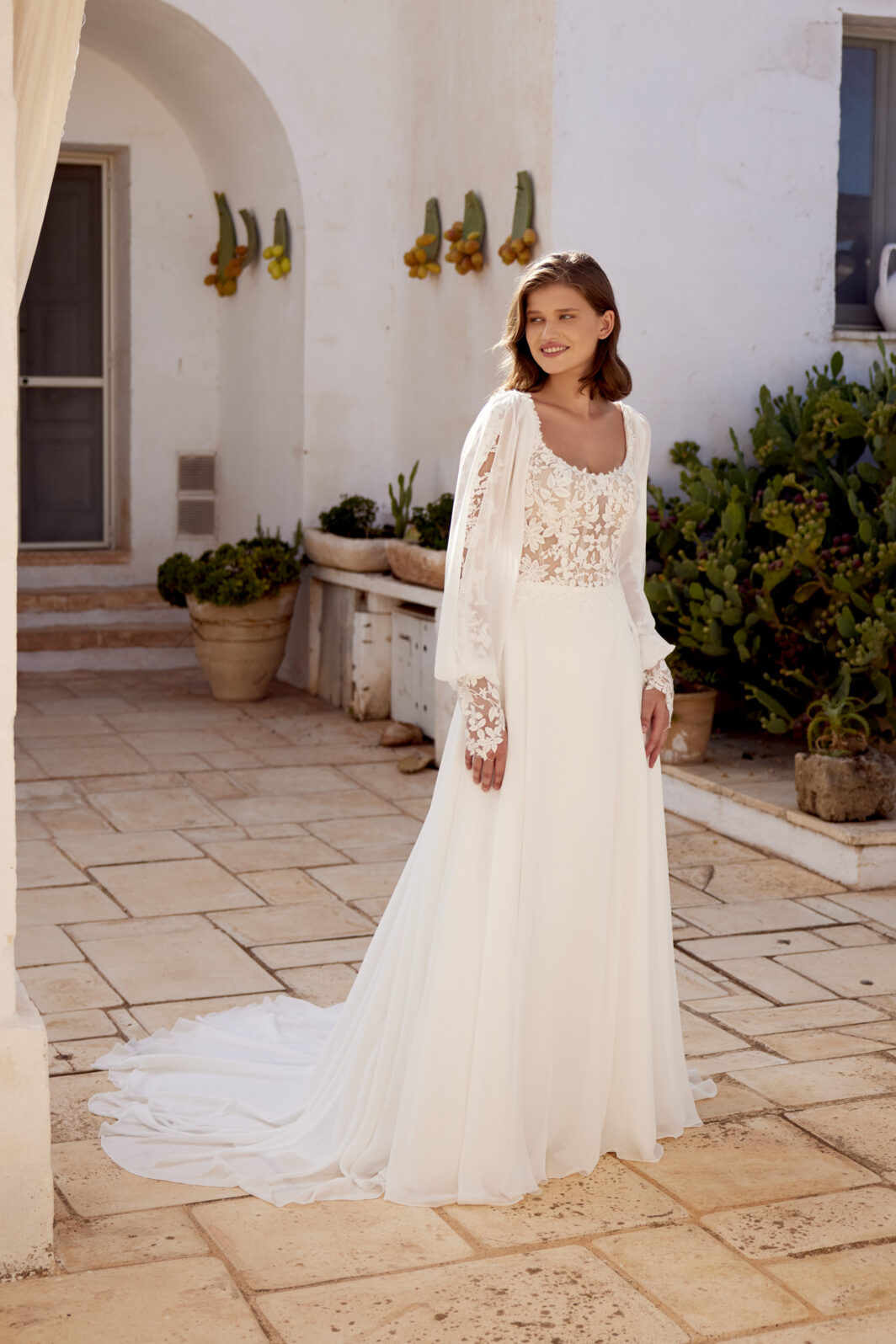 Nouri - leichtes Brautkleid mit abnehmbaren Ärmeln