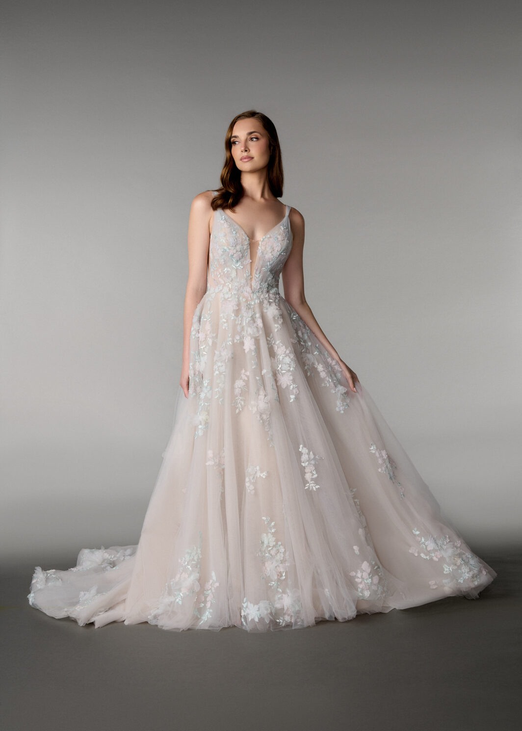 *COMING SOON* Brautkleid mit viel Spitze und tiefem Ausschnitt