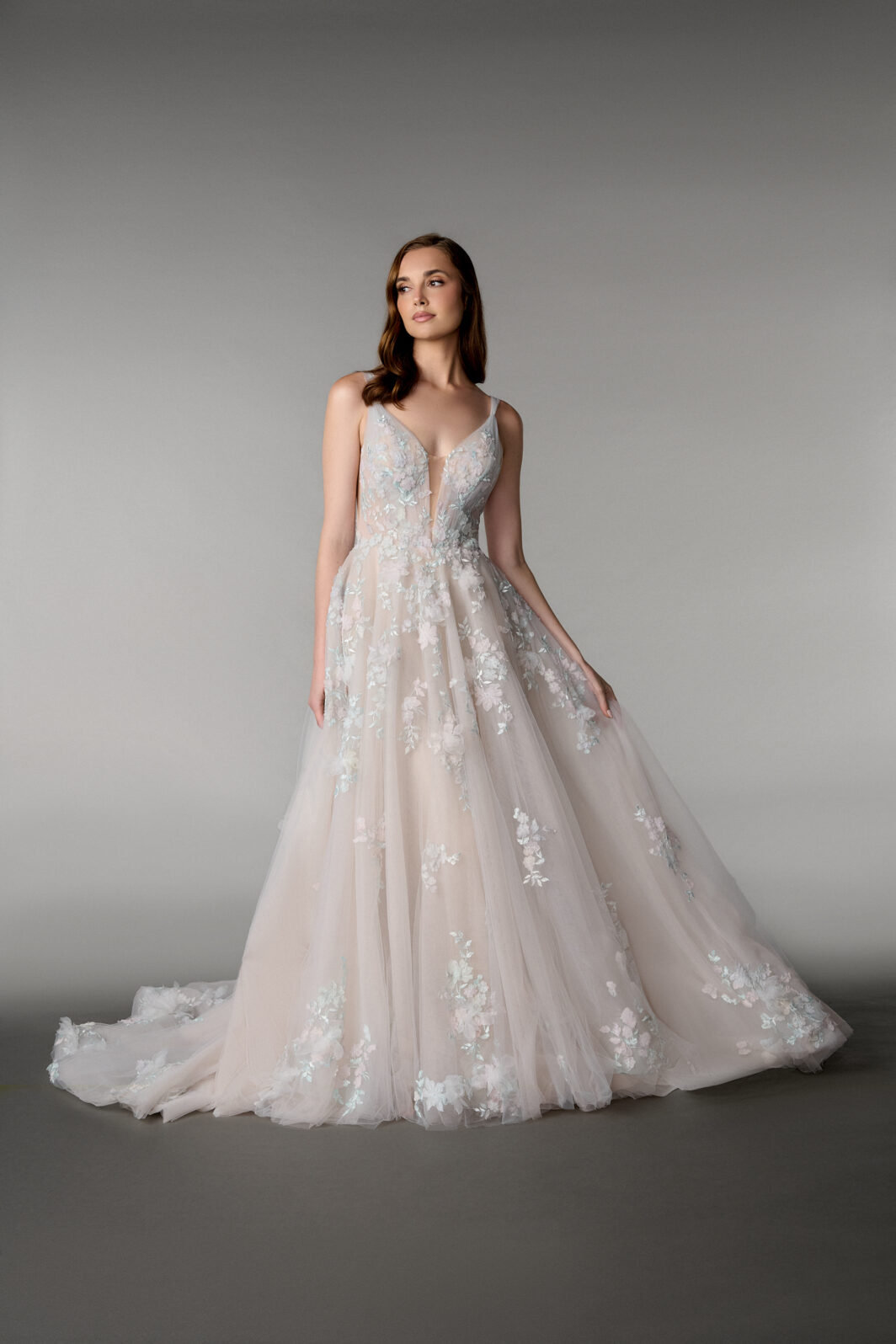 *COMING SOON* Brautkleid mit viel Spitze und tiefem Ausschnitt