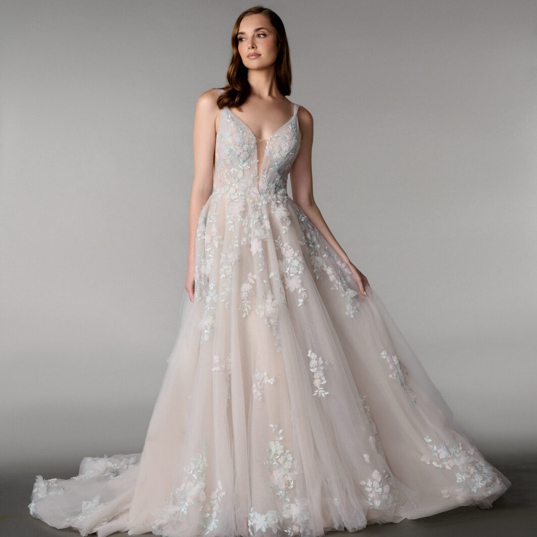 Holly - Brautkleid mit viel Spitze und tiefem Ausschnitt