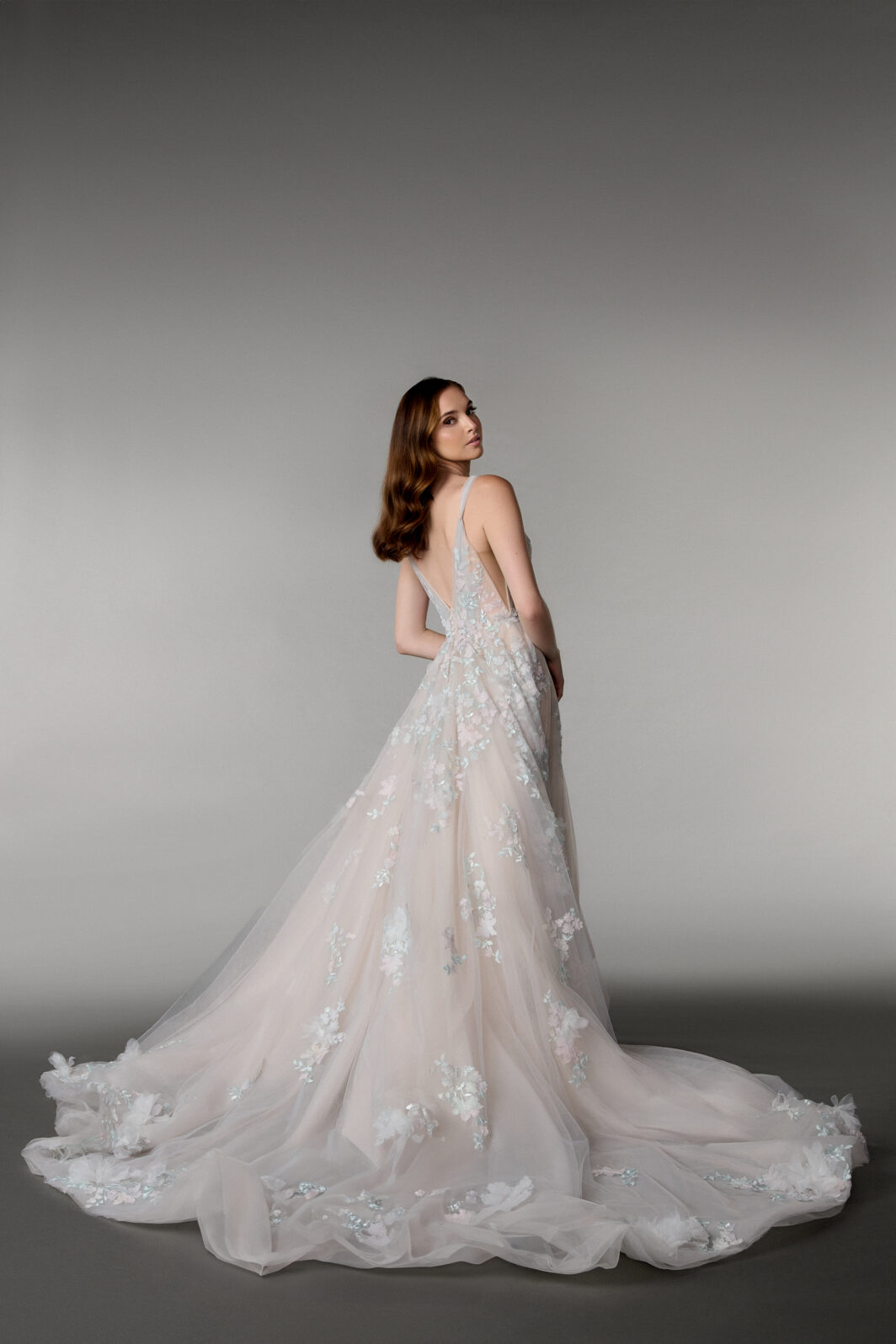 *COMING SOON* Brautkleid mit viel Spitze und tiefem Ausschnitt – Bild 2
