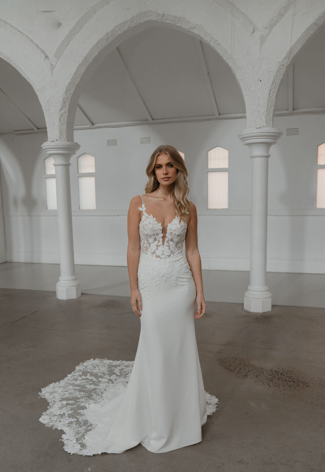 Samson - figurbetontes Brautkleid mit matter Spitze und Trägern – Bild 2