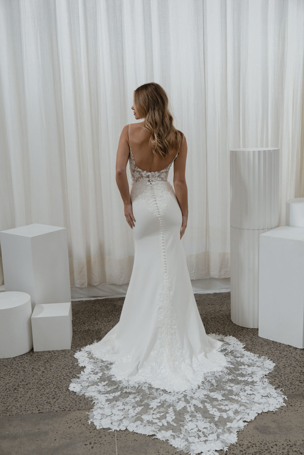 Samson - figurbetontes Brautkleid mit matter Spitze und Trägern – Bild 3