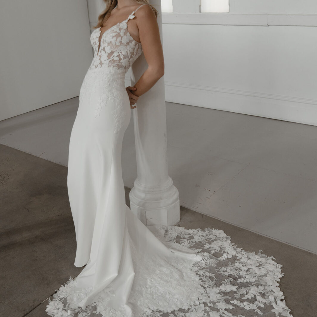 Samson - figurbetontes Brautkleid mit matter Spitze und Trägern