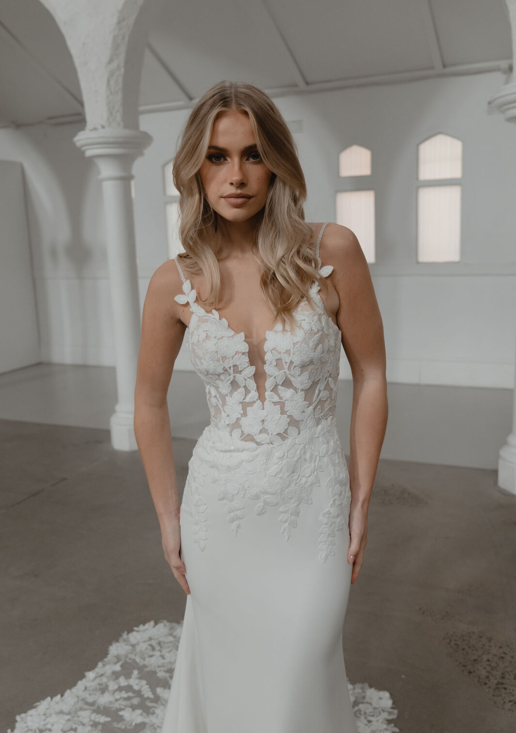 Samson - figurbetontes Brautkleid mit matter Spitze und Trägern – Bild 4