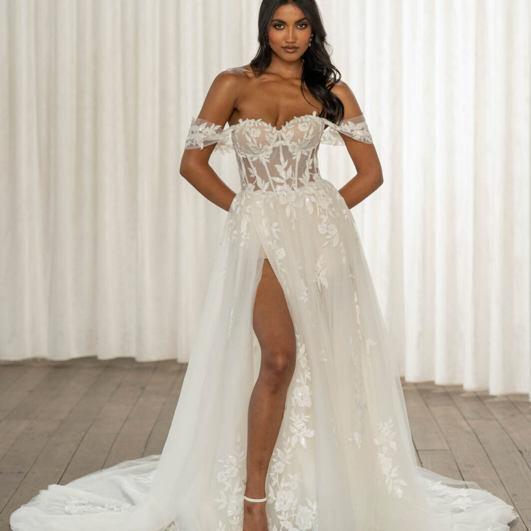 Twyla - A-Linie mit Carmenträgern, Schlitz und Spitze