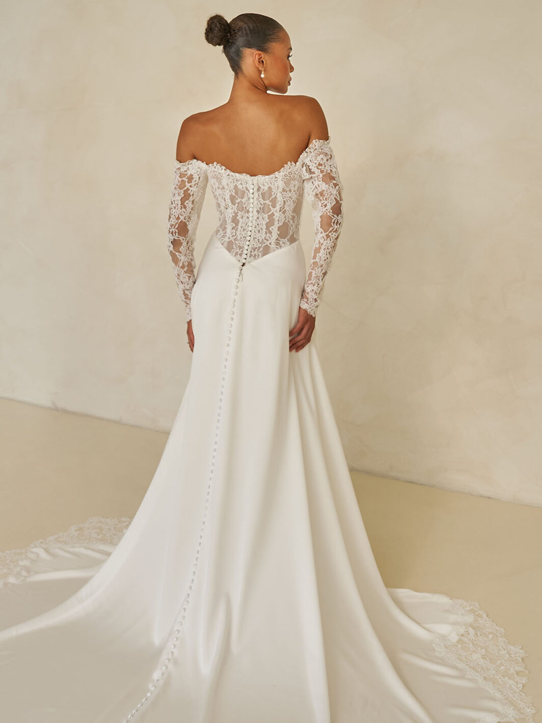 *COMING SOON* Ward - cleanes Brautkleid mit Spitzendetails und Schlitz – Bild 2