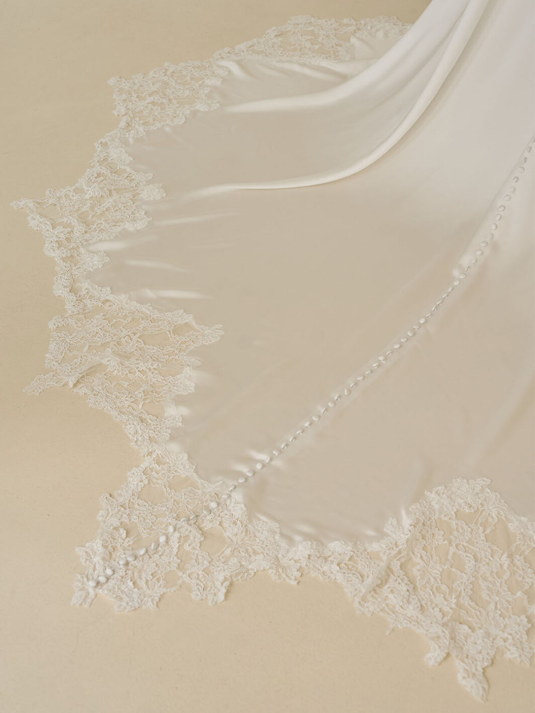 *COMING SOON* Ward - cleanes Brautkleid mit Spitzendetails und Schlitz – Bild 5