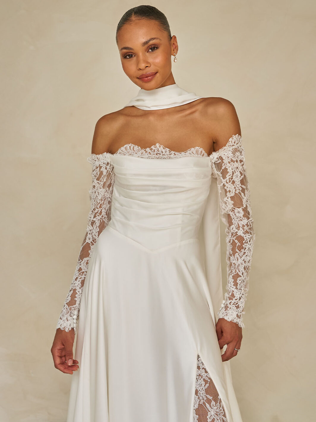 *COMING SOON* Ward - cleanes Brautkleid mit Spitzendetails und Schlitz – Bild 3