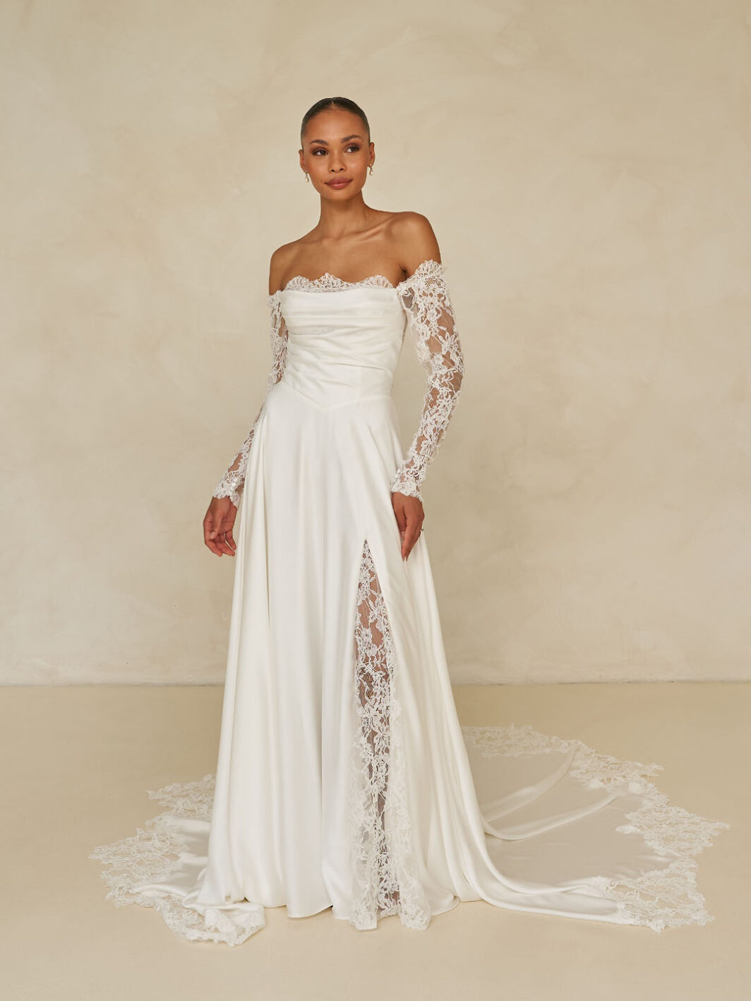 *COMING SOON* Ward - cleanes Brautkleid mit Spitzendetails und Schlitz