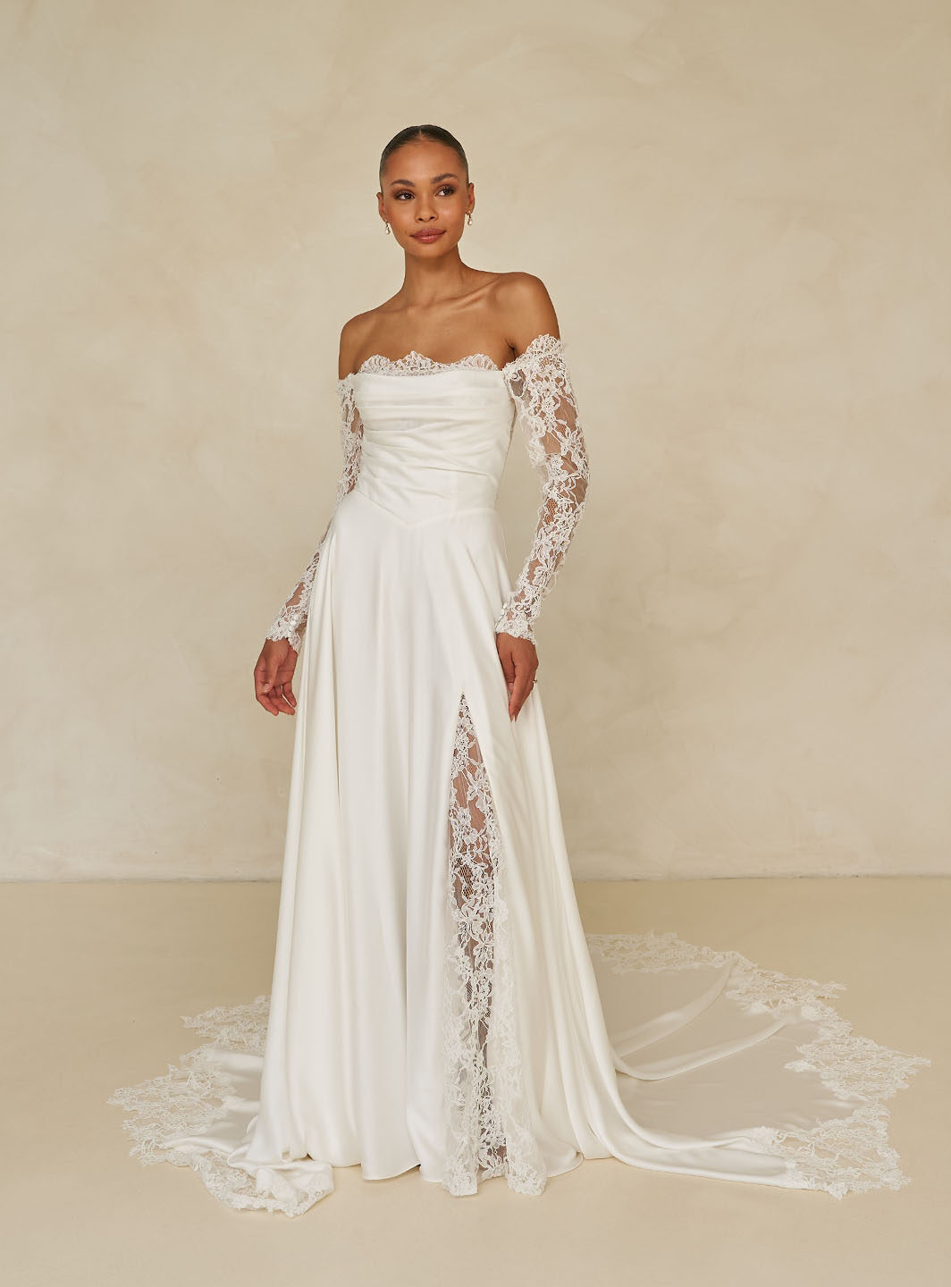 *COMING SOON* Ward - cleanes Brautkleid mit Spitzendetails und Schlitz