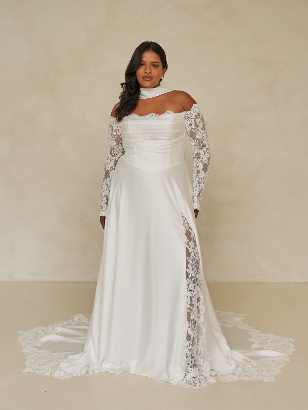 *COMING SOON* Ward - cleanes Brautkleid mit Spitzendetails und Schlitz – Bild 6