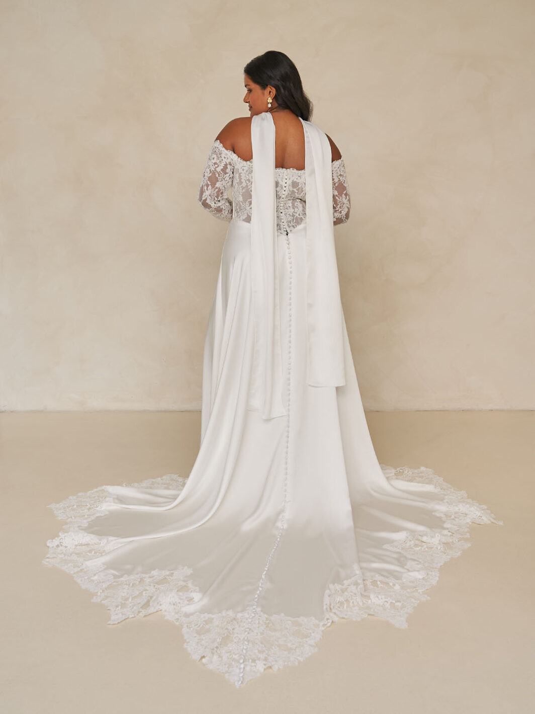*COMING SOON* Ward - cleanes Brautkleid mit Spitzendetails und Schlitz – Bild 7