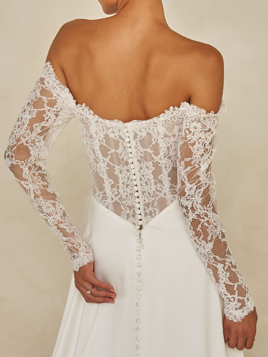 *COMING SOON* Ward - cleanes Brautkleid mit Spitzendetails und Schlitz – Bild 4