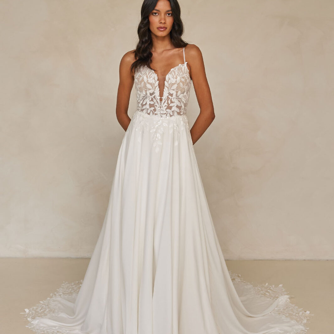 Westwood - leichtes Brautkleid mit Trägern und tiefem Ausschnitt