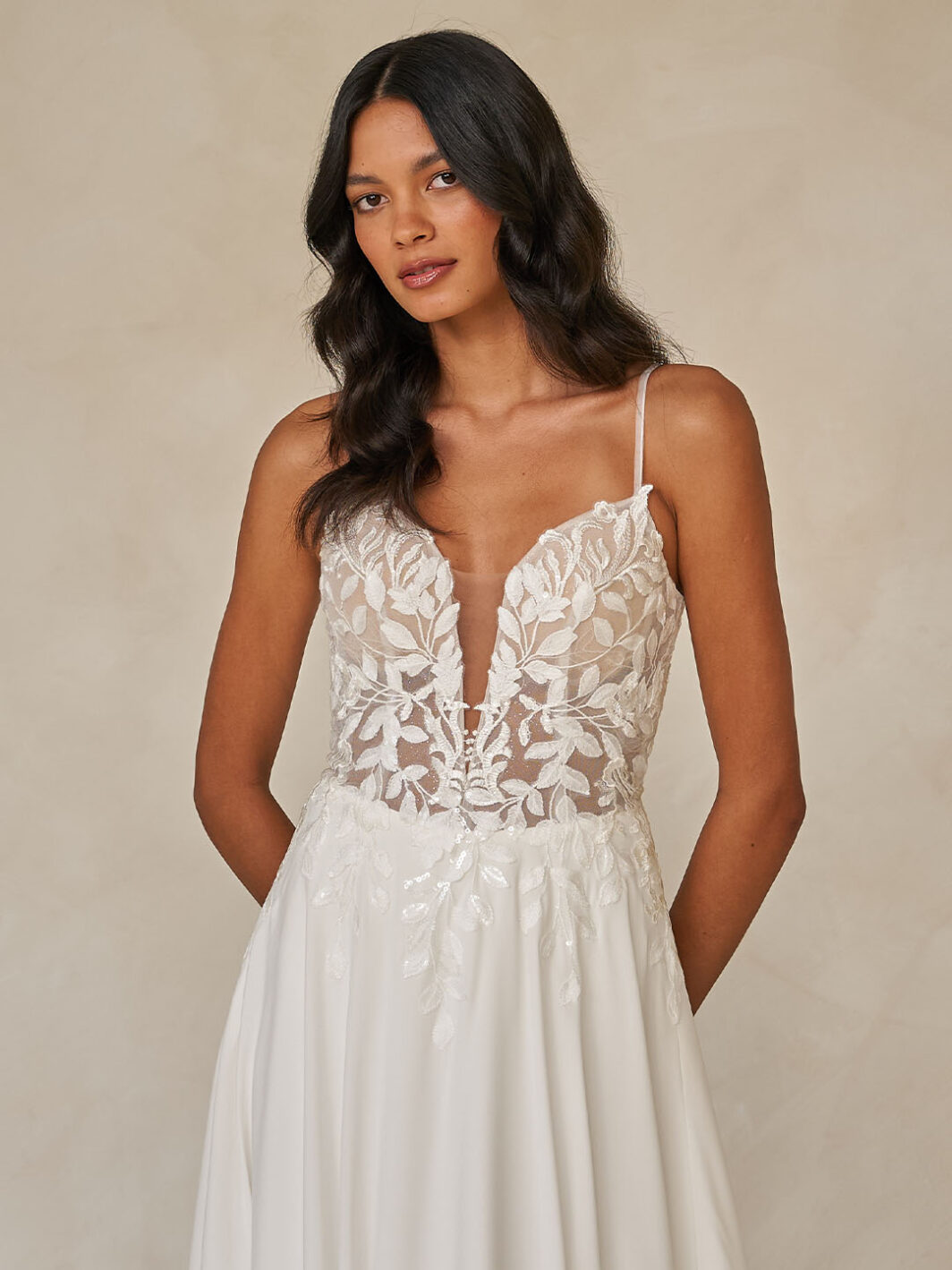 *COMING SOON* Westwood - leichtes Brautkleid mit Trägern und tiefem Ausschnitt – Bild 3