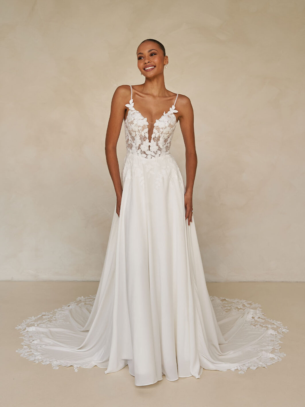 *COMING SOON* Whyte - leichtes Brautkleid mit Spitze und langer Schleppe – Bild 5