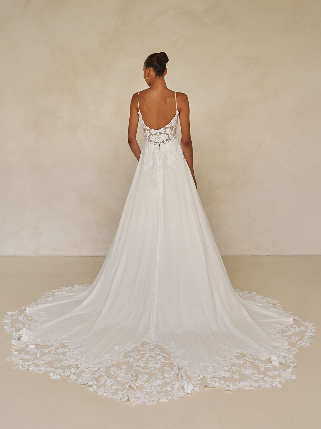 *COMING SOON* Whyte - leichtes Brautkleid mit Spitze und langer Schleppe – Bild 2