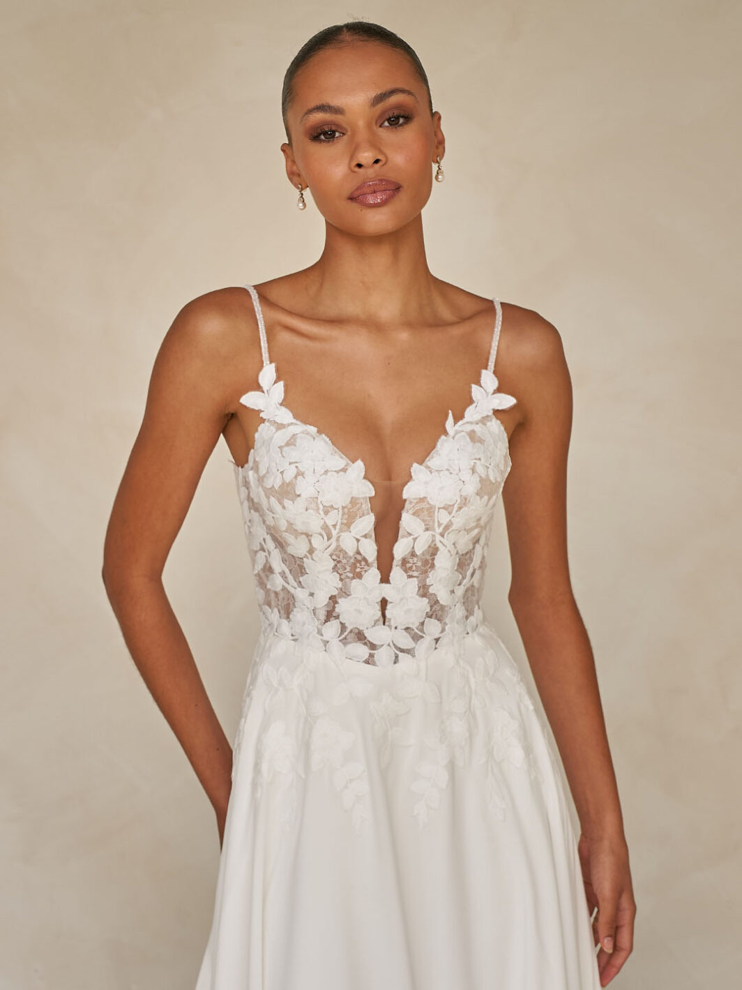 *COMING SOON* Whyte - leichtes Brautkleid mit Spitze und langer Schleppe – Bild 3