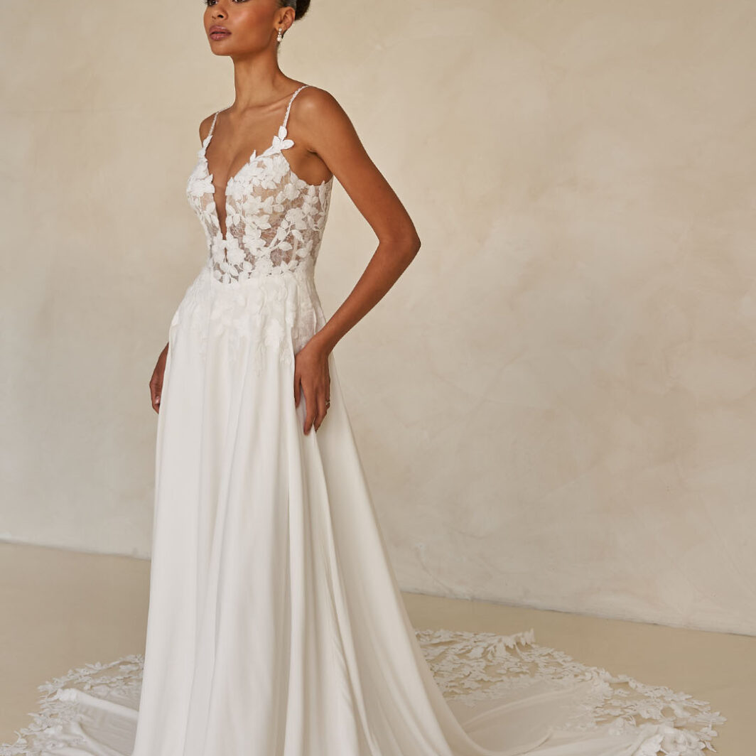 Whyte - leichtes Brautkleid mit Spitze und langer Schleppe