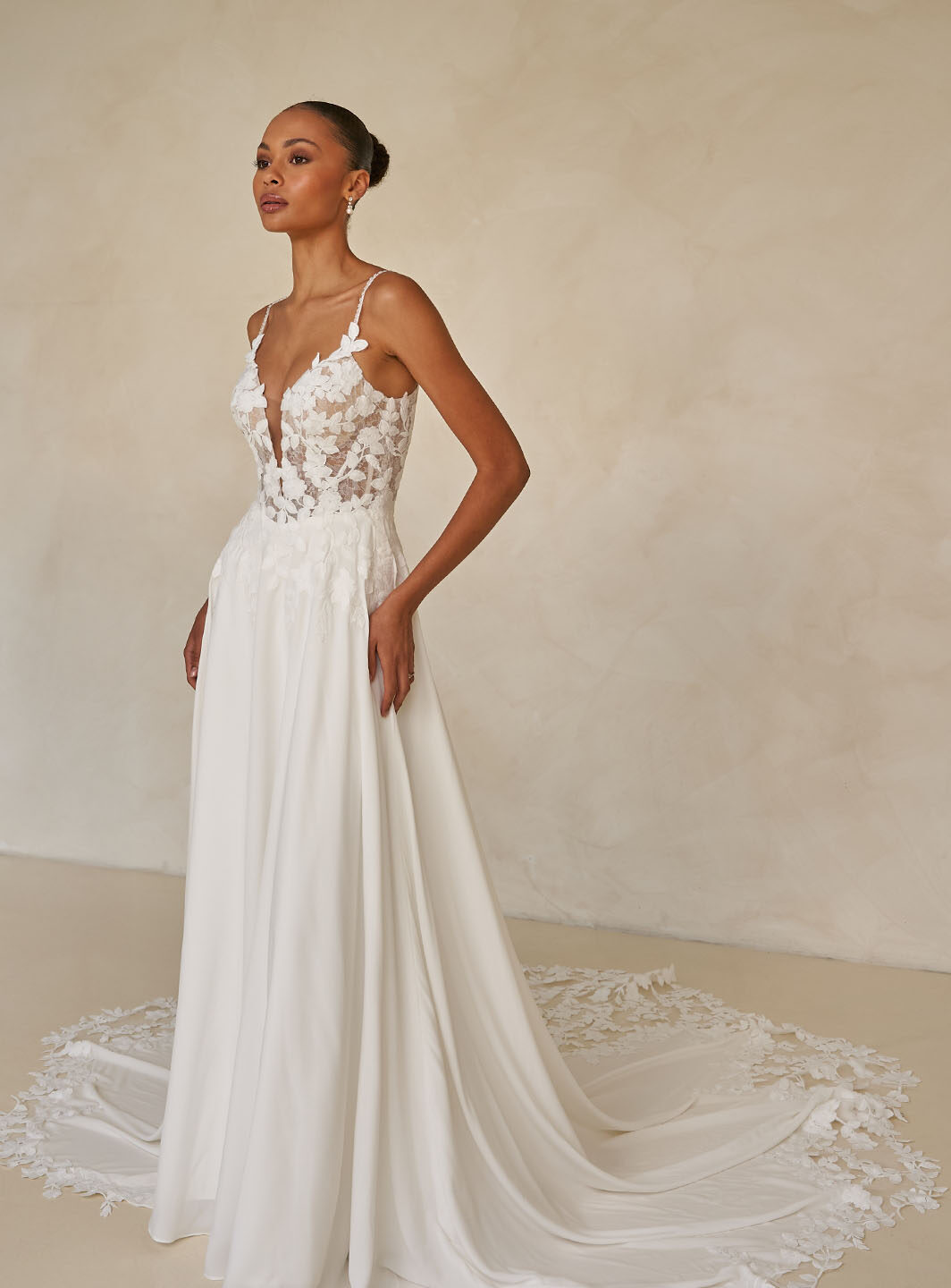 *COMING SOON* Whyte - leichtes Brautkleid mit Spitze und langer Schleppe