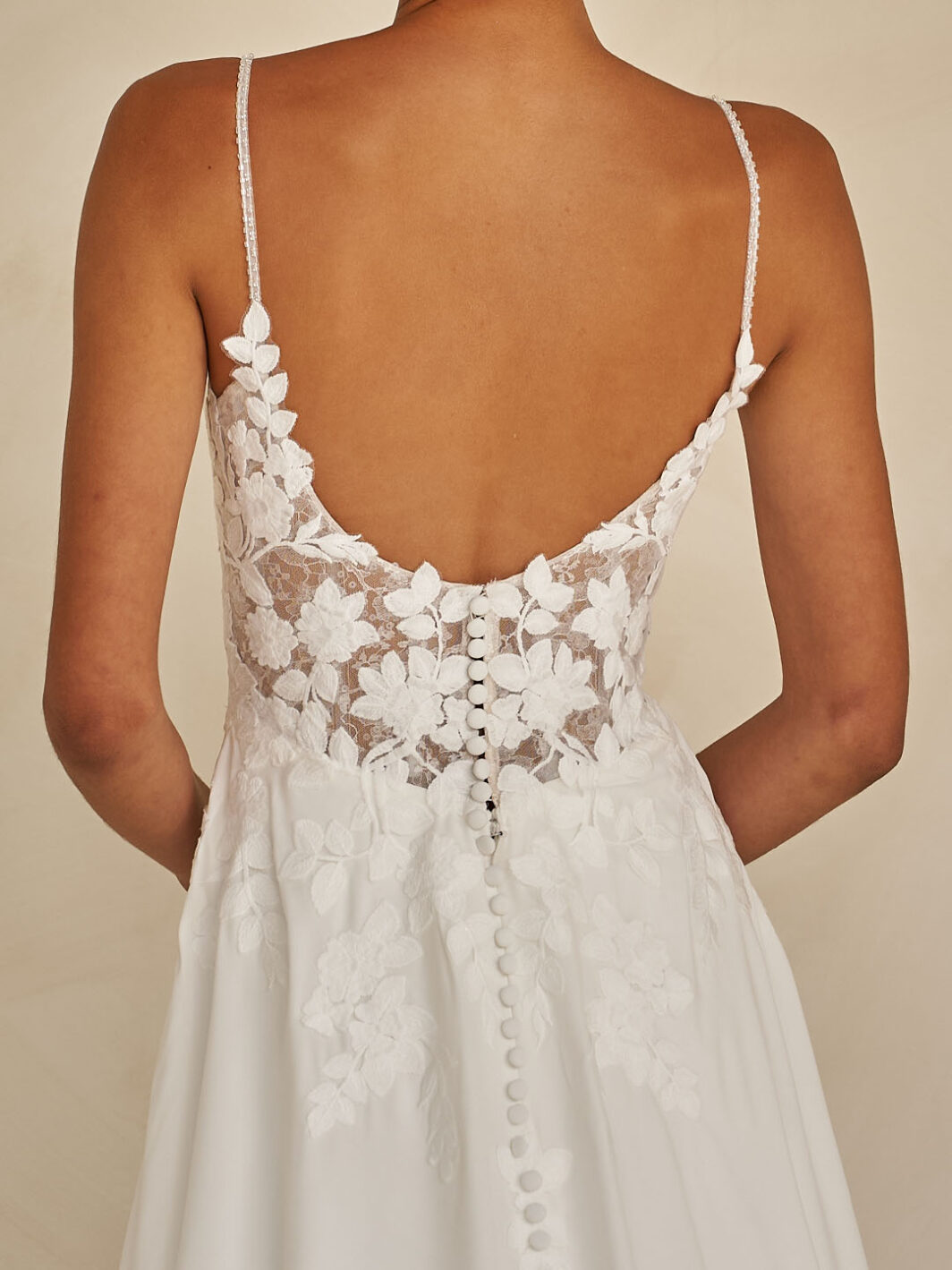 *COMING SOON* Whyte - leichtes Brautkleid mit Spitze und langer Schleppe – Bild 4