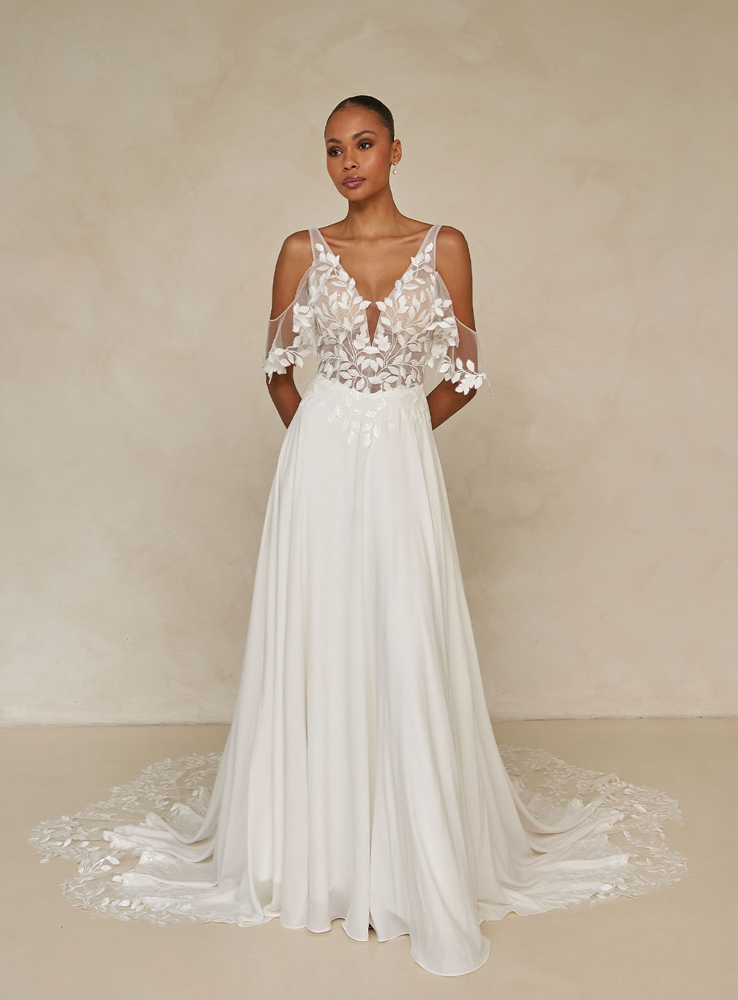 *COMING SOON* Wilmott - leichtes Brautkleid mit Blätterspitze und langer Schleppe